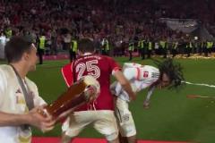 奧利塞慘遭隊友無情偷襲：穆勒你都要走了還搞我?。? title=