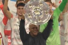 教練生涯首個頂級賽事冠軍！孔帕尼高舉沙拉盤慶祝！