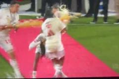 二娃還在輸出！穆勒偷偷從身后鎖住奧利塞，讓隊友噴啤酒