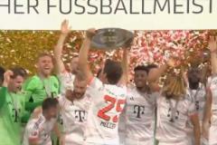 捧杯時刻！拜仁加冕隊史第33座德甲冠軍！穆勒捧起獎杯全隊歡慶！