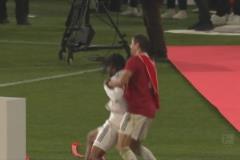 不講武德！穆勒“偷襲”奧利塞讓其享受啤酒?。? title=