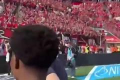 能帶好皇馬嗎？阿隆索爬上圍欄與藥廠球迷互動告別