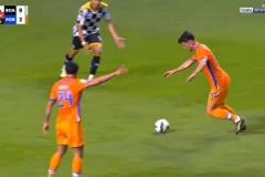 抽象！波爾圖球員伸手指揮解圍，結(jié)果隊友把球踢到他手上被判點(diǎn)球