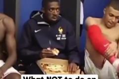 德尚之前訓話的時候登貝萊還在吃披薩，當年混小子如今成熟了啊~