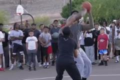 肯豆沒想到風(fēng)頭居然被Lisa搶了，瞪了一眼憤憤離開