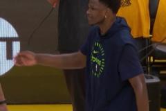 提前準(zhǔn)備慶祝嗎？愛德華茲賽前訓(xùn)練，練習(xí)庫里的晚安動作