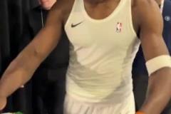 Respect！老佩頓賽后送給華子一件自己的超音速球衣