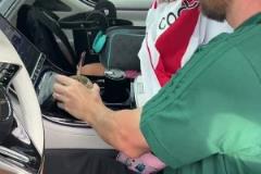 一位粉絲有幸見到帶全家出去玩的梅西，并拿著河床球衣要到簽名