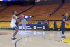 愛德華茲賽前訓(xùn)練命中一記logoshot，隨后大喊庫里名字！