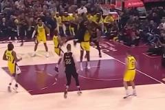 悠著點(diǎn)??！米球王剛復(fù)出欲隔扣重重摔倒在地