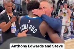 已得到認(rèn)可！華子賽后和國(guó)家隊(duì)教練科爾擁抱致意！