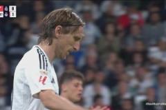 差一點點！莫德里奇停球凌空抽射稍稍偏出！