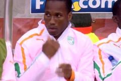 嚇?biāo)滥ЙF了！C羅世界波擊中立柱后德羅巴默默在胸前劃十字架