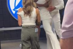 森林狼新老板在球員通道迎接隊員凱旋 給了麥丹一個大大擁抱