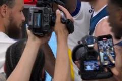 勇士出局賽后雙方擁抱致意！88年的庫(kù)里向87年的康利致敬