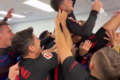 隊寵?。∨宓吕镌诟率冶魂犛迅吒吲e起，還高呼其名字