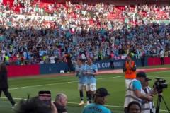 丁丁再見德布勞內(nèi)賽后獨(dú)自繞場感謝球迷，青春結(jié)束了