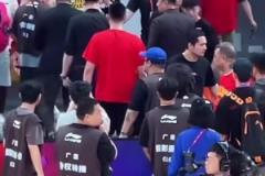 王楚淇觀看大巴黎訓練時被巴爾科拉抽了一腳，現(xiàn)場直呼：小心眼！