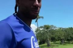 ??昔日高爾夫?qū)Q，小卡說(shuō)自己穩(wěn)贏喬治，后者不屑說(shuō)道：別鬧了