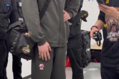 胡金秋賽后并沒(méi)過(guò)多慶祝 也沒(méi)去發(fā)布會(huì) 因腹部受傷先離場(chǎng)