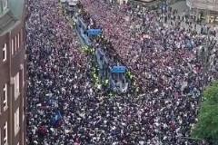 漢堡球迷真想升！漢堡升級(jí)游行，超10萬(wàn)球迷涌入街頭瘋狂慶祝