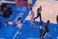 被吹技犯！愛德華茲死球期間，刻意將球扔到倒地的SGA身上