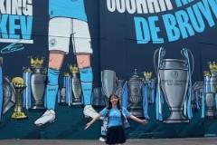 人稱德布勞內(nèi)圈外女友！日本狂熱美女人迷打卡丁丁壁畫