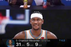 這是看見(jiàn)啥繃不住了！華子指著技術(shù)統(tǒng)計(jì)，和蘭德?tīng)栂嘁曇恍? title=