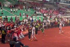 豪哥的影響力！足協(xié)杯賽后，韋世豪為熱情的主隊廣西球迷逐一簽名