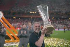 帶領(lǐng)熱刺奪得歐聯(lián)冠軍！澳波高舉歐聯(lián)獎杯慶祝！