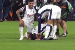 情緒激動(dòng)！終場(chǎng)哨響后孫興慜趴跪在地痛哭，隊(duì)友安慰后將他拉起